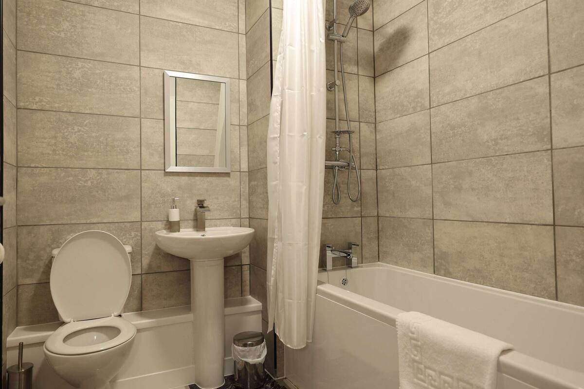 family quadruple room | bathroom | deep-soaking bathtub, free toiletries, towels
