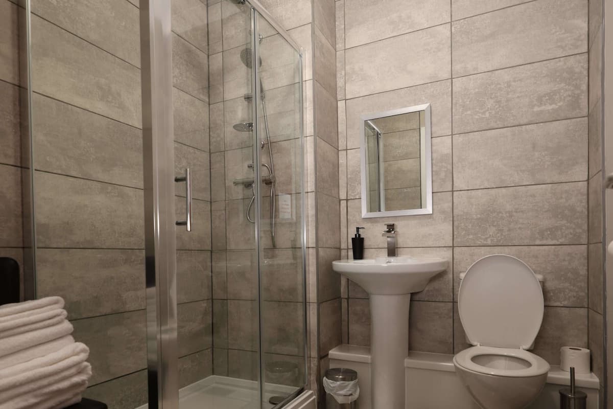 family quadruple room | bathroom | deep-soaking bathtub, free toiletries, towels