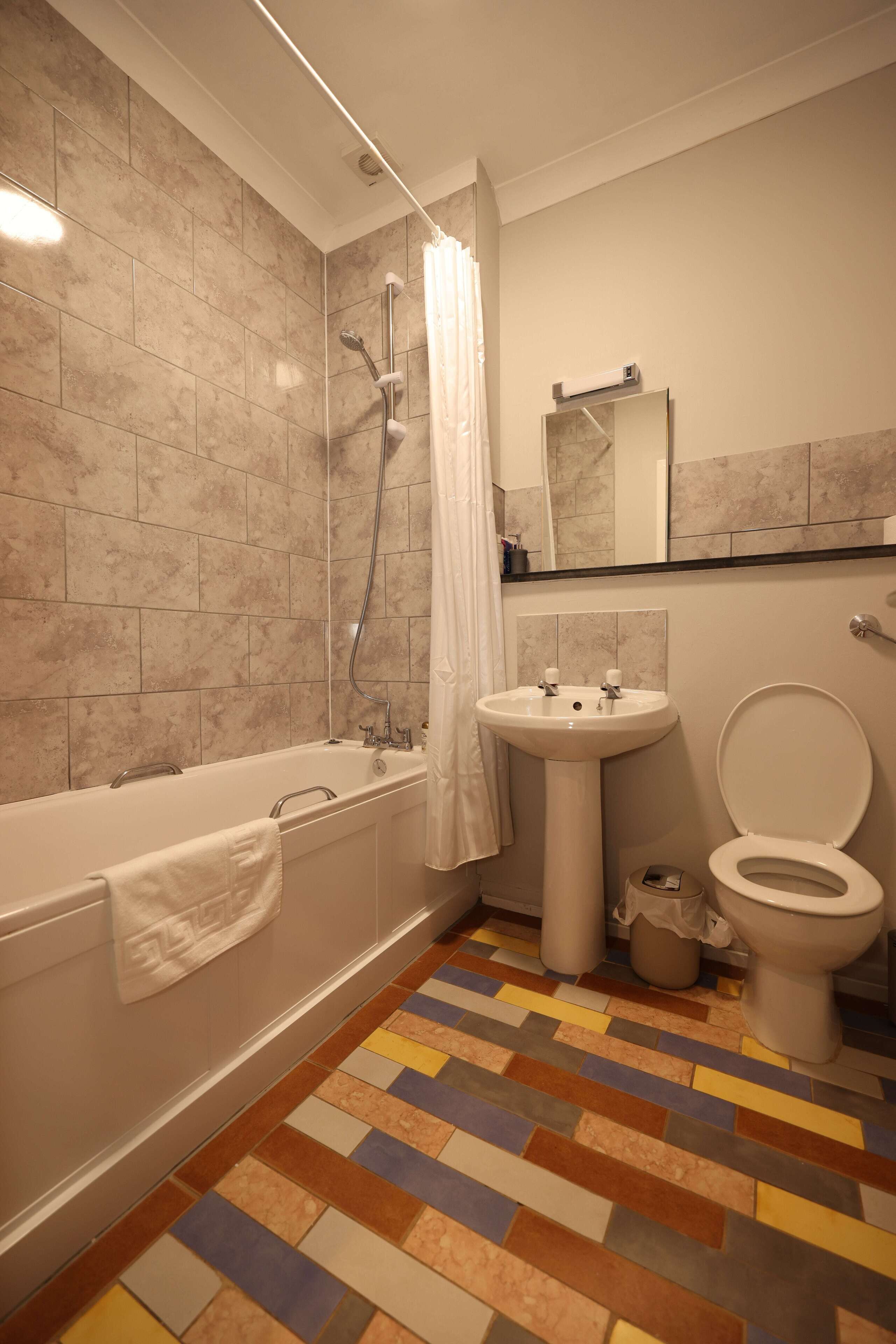 standard double or twin room | bathroom | deep-soaking bathtub, free toiletries, towels