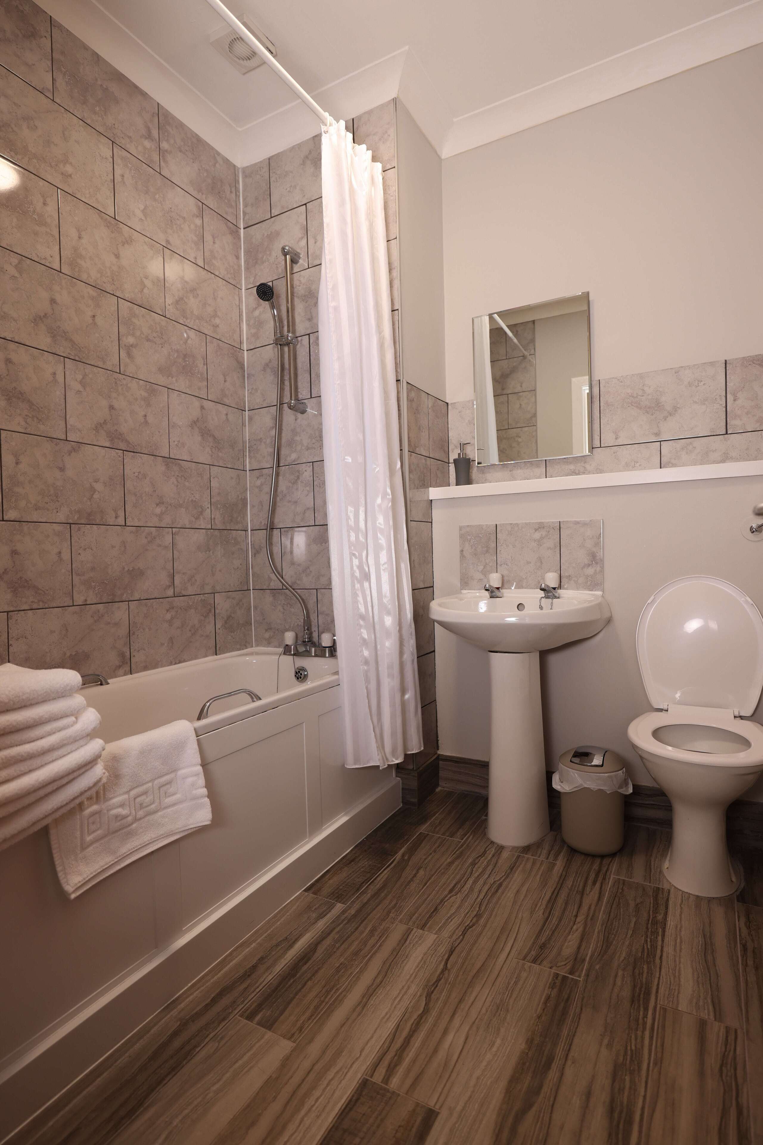 standard double or twin room | bathroom | deep-soaking bathtub, free toiletries, towels