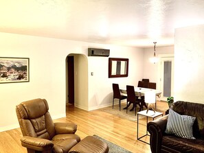 Télévision, cheminée, jeux vidéo, livres