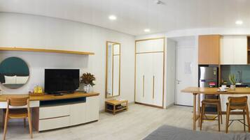 Deluxe Studio | Living area | Flat-screen TV