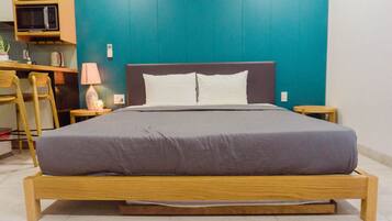 Deluxe Studio | Desk, laptop workspace, free WiFi