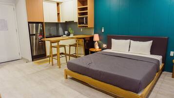 Desk, laptop workspace, free WiFi