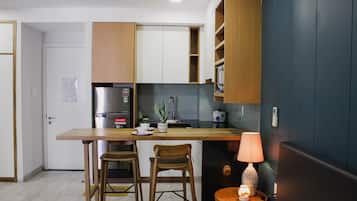 Desk, laptop workspace, free WiFi