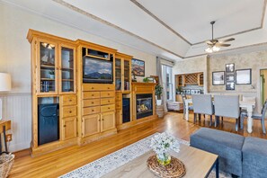 Smart-TV, Kamin, Bücher