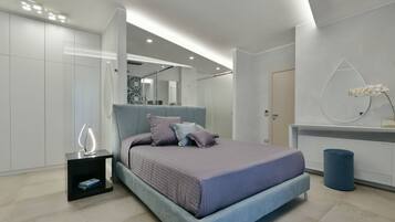 Deluxe Suite | 1 bedroom, free minibar items, in-room safe, desk