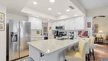 Kjøleskap, mikrobølgeovn, ovn og kokeplater