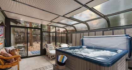 3 bedrm, 2 kylpyhuonetta, lemmikkiystävällinen koti, oma kylpytynnyri, takka, pääsy metsään