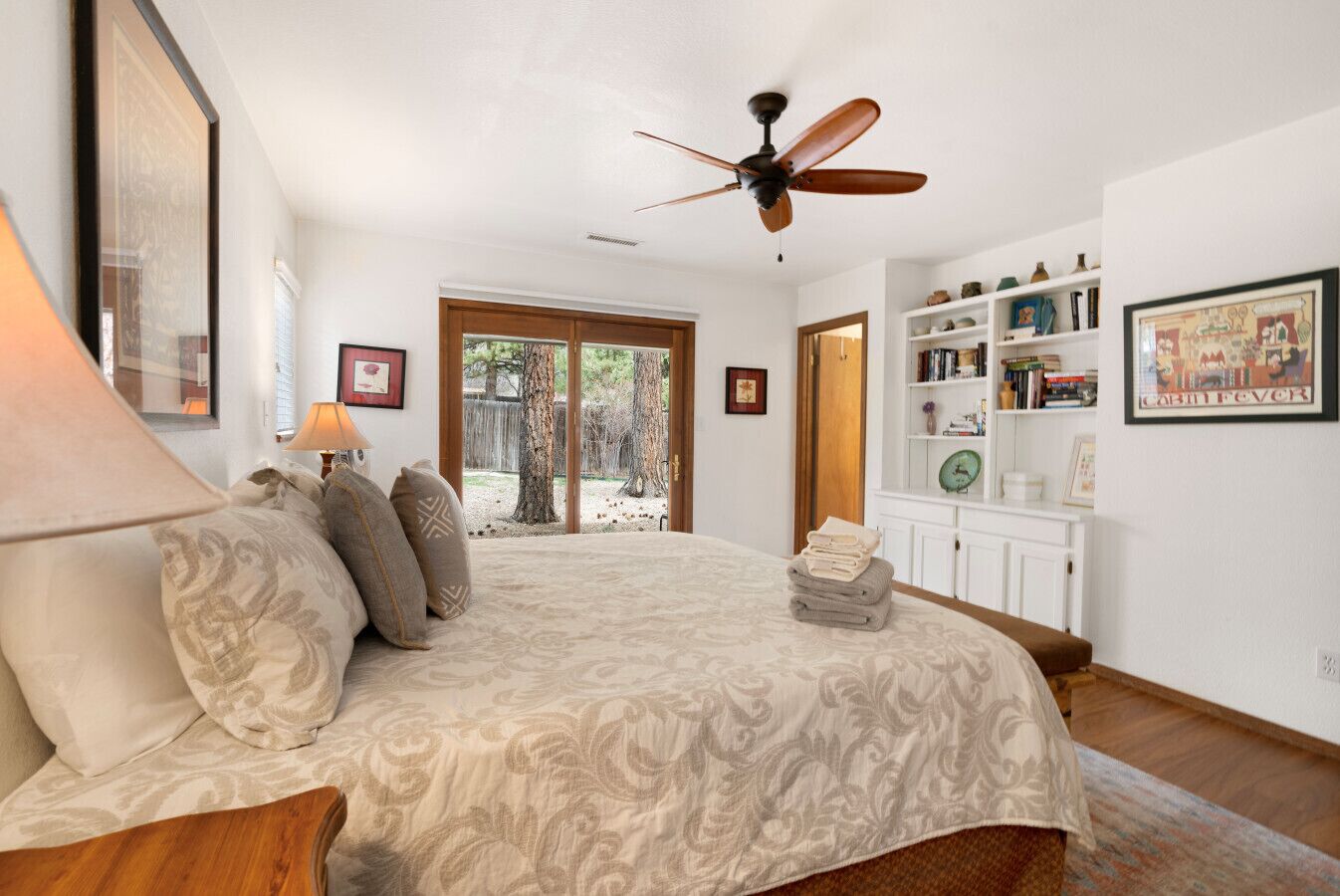 3 camere, una scrivania, ferro/asse da stiro, culla da viaggio