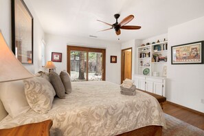 3 bedrooms, desk, iron/ironing board, travel cot