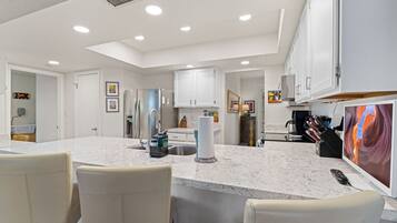 Refrigerador, microondas, horno, placa de cocina