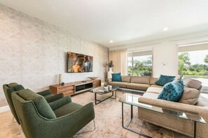 Télévision à écran plat, cheminée, baby-foot, table de tennis de table