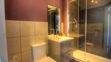 Deluxe Apartment, 2 Bedrooms (Thistle) | Bathroom | Shower, hair dryer, towels