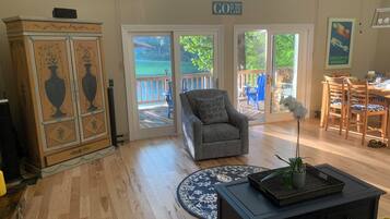 Smart TV, fireplace, DVD player, books