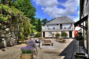 Outdoor dining - Perfect for family groups with Indoor Pool (Barnstaple)