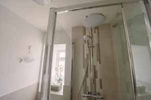Combined shower/bathtub - Perfect for family groups with Indoor Pool (Barnstaple)