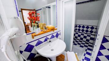 Regadera, secadora de cabello, bidet, toallas