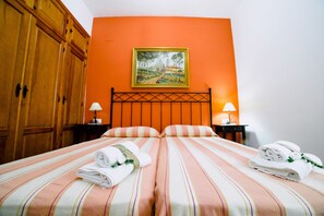 3 slaapkamers, een strijkplank/strijkijzer, wifi, beddengoed