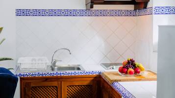 Refrigerador, microondas, parrilla de estufa y cafetera y tetera