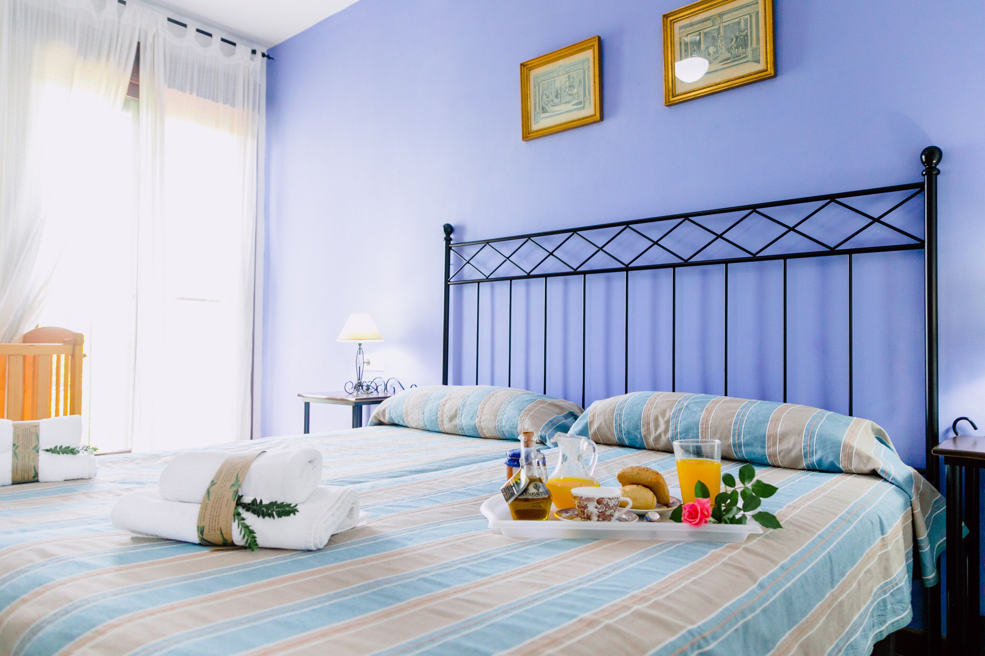 3 habitaciones, tabla de planchar con plancha, wifi y ropa de cama 