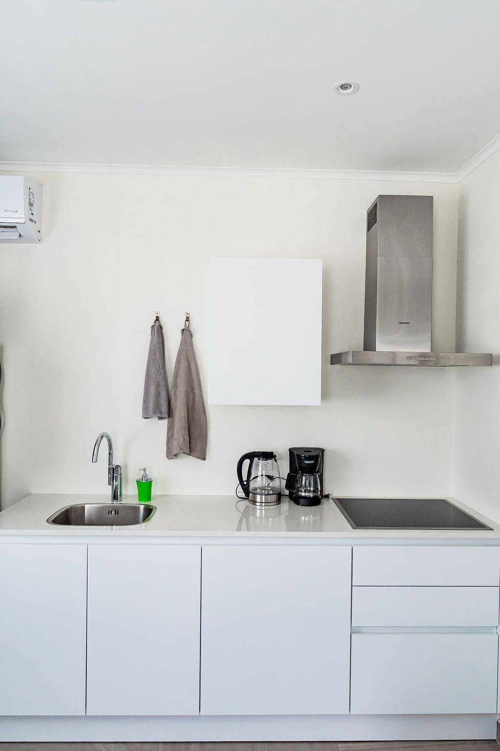 Photo - The Palm Leaf Apartments