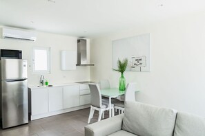 公寓, 1 張加大雙人床 | 起居區 | 平面電視