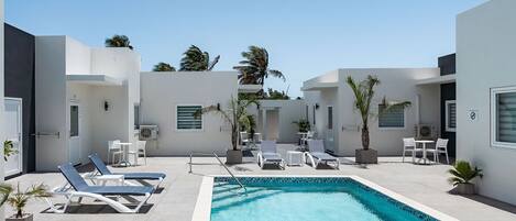 Außenpool, geöffnet von 08:00 Uhr bis 22:00 Uhr, Liegestühle