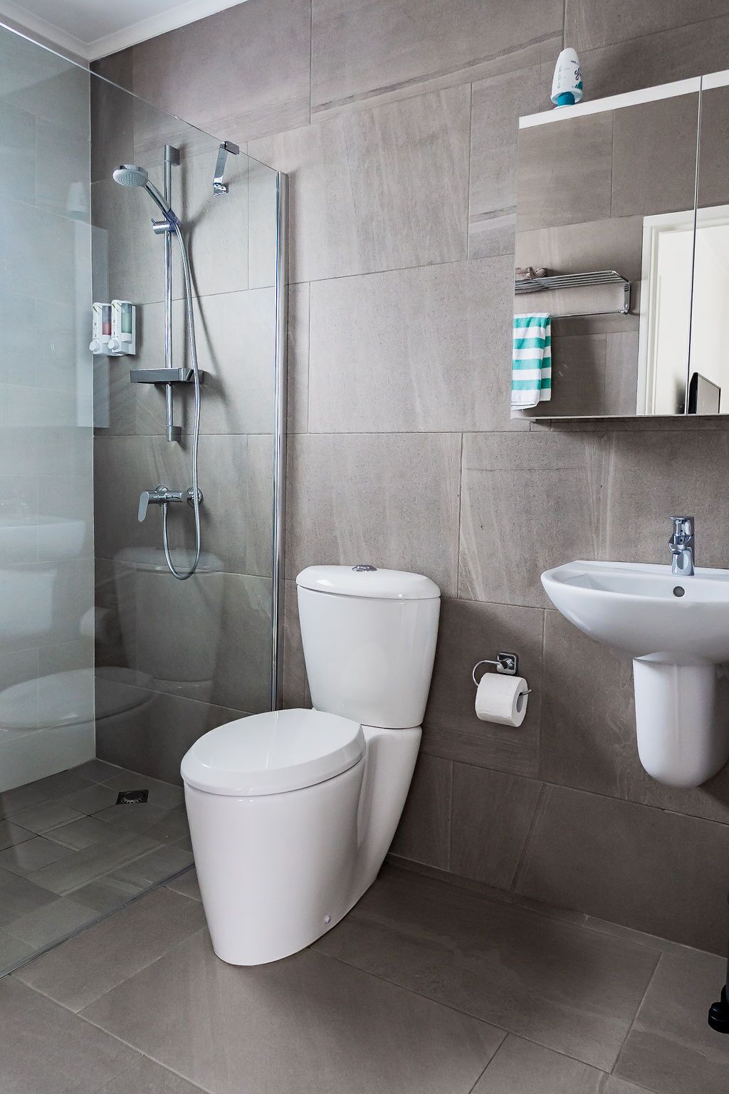 Photo - The Palm Leaf Apartments