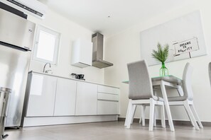 Apartment, 1 Queen Bed | Interior - The Palm Leaf Apartments (Noord)