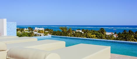 Piscine extérieure, chaises longues