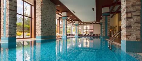 Innendørsbasseng og utendørsbasseng