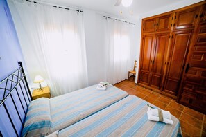 3 bedrooms, iron/ironing board, WiFi, bed sheets