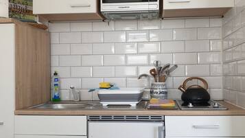 Kühlschrank, Mikrowelle, Herdplatte, Wasserkocher mit Kaffee-/Teezubehör