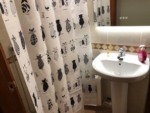Badewanne, Whirlpool, Haartrockner, Handtücher