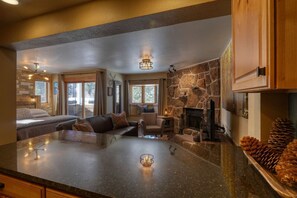 Interior - Winter Park Studio: On the River~ Walk Downtown! (Winter Park)