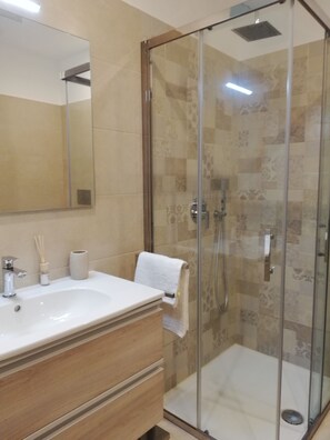 Dusche, Haartrockner, Bidet, Handtücher