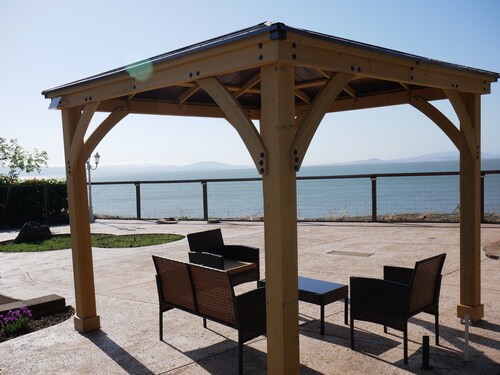 Kaunis koti, upea näköala lahdelle terassilta! Nuku 8!