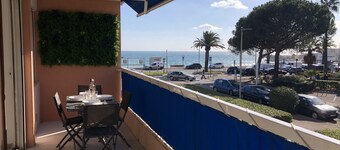 Beautiful 2 bedroom apartment by the sea (4 pers)