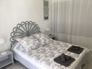 1 habitación, tabla de planchar con plancha y cuna de viaje 