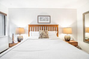 A neatly made bed with white linens, flanked by two nightstands with lamps and framed pictures. - Best views on the mountain, views over Sherwins, White Mountain
TOML-CPAN-11351
(Mammoth Lakes)