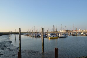 Marina - North Sea coast directly on the dyke (Hilgenriedersiel)
