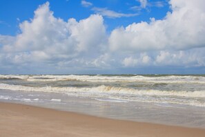 Perto da praia, espreguiçadeiras 
