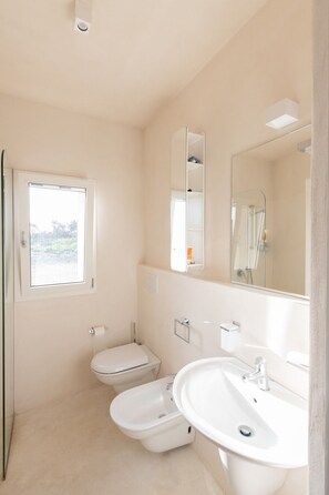 Doccia, asciugacapelli, bidet, asciugamani