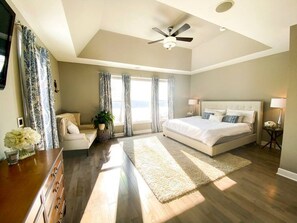 6 Schlafzimmer, Schreibtisch, Bügeleisen/Bügelbrett, Reisekinderbett