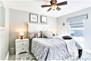 3 dormitorios, caja fuerte, escritorio y tabla de planchar con plancha