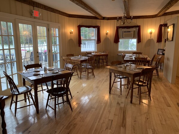 Melayani sarapan dan makan malam dengan sajian masakan lokal