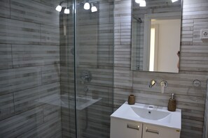 Deluxe Apartment, Sea View (A6) | Bathroom | Shower, hair dryer, towels, soap - Apartments Djedovic 2 (Petrovac)