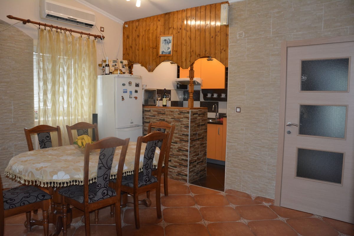 Refrigerador con freezer, horno, placa de cocina, utensilios de cocina