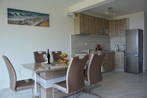 Deluxe-Apartment, Meerblick (A6) | Eigene Küche | Großer Kühlschrank, Ofen, Herdplatte, Kochgeschirr/Geschirr/Besteck